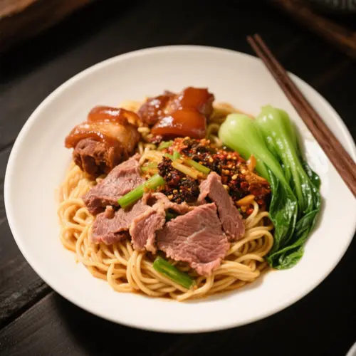 灼手切肥牛拼南乳豬手撈麵